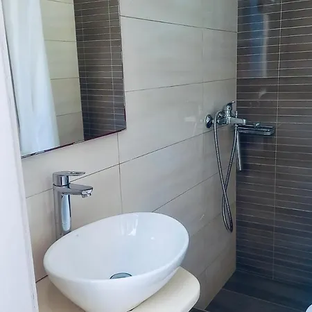 埃莱尼公寓酒店